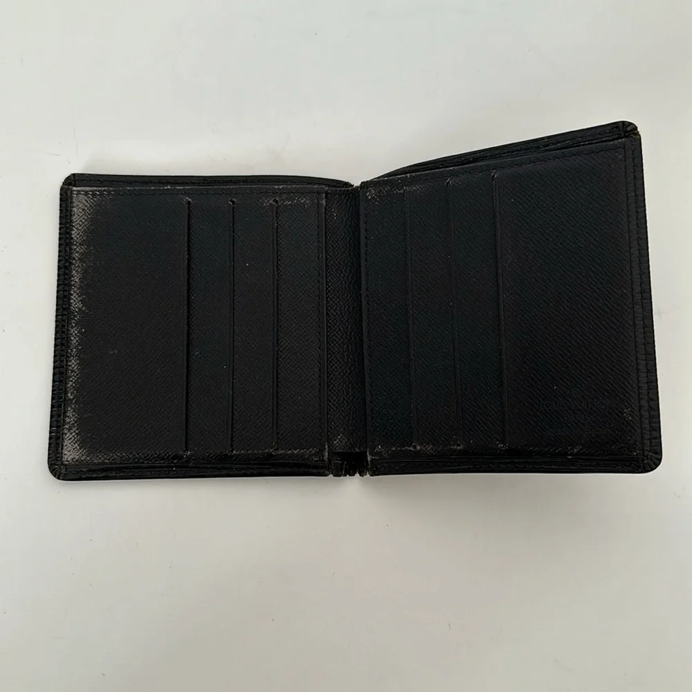 Authentic LOUIS VUITTON Mens Epi Bifold Wallet- Black